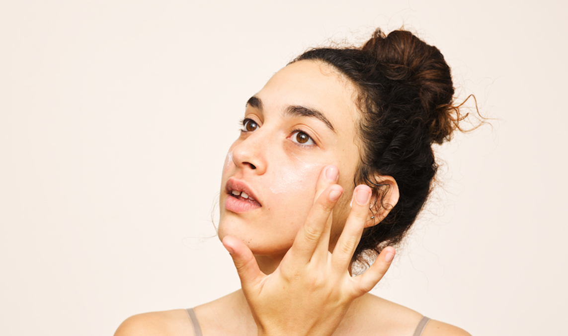 woman-applying-retinol.jpg (1143×676)