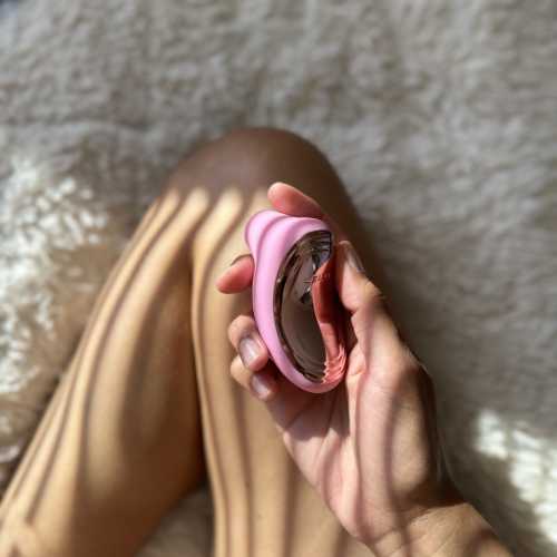 vibrator in woman's hand